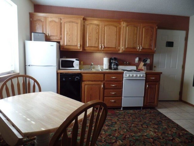 Building Photo - Crestwood Apartments / Extended Stay