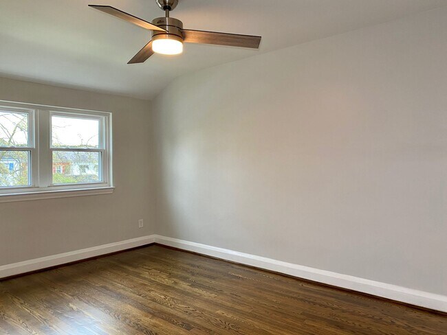 Building Photo - Charming 3 Bedroom/1 Bathroom Townhome in ...