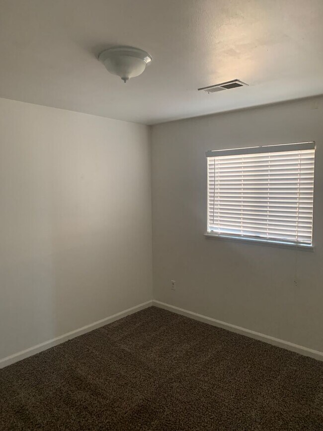 Building Photo - Clean & Updated 3-Bedroom Home in Southwest Bakersfield – Available Now!