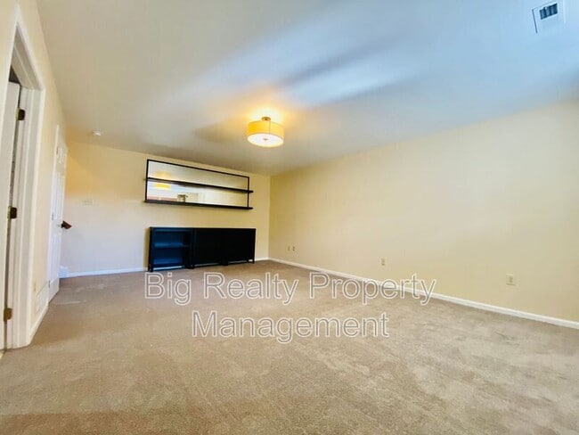 Building Photo - 819 Dewees Pl