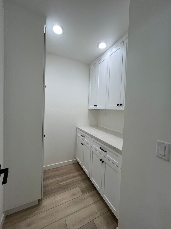 Building Photo - Upgraded Woodland Hills 2+2.5 plus 2 bonus rooms and Studio Guest House with kitchen and full bath!!