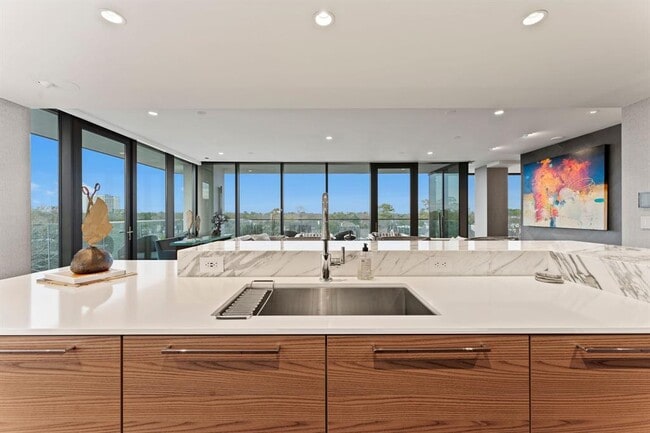 Building Photo - 3433 Westheimer Rd