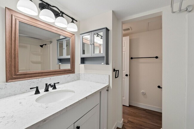 Building Photo - Stylish Dobson Glen Townhome | Updated Kitchen, Loft & Pool Access