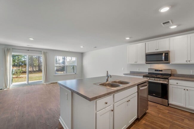 Building Photo - Beautiful 4-Bedroom 2.5 Bath Townhome