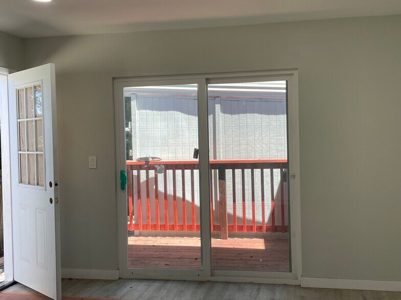 Building Photo - 2005 10th St