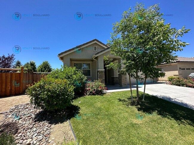 Building Photo - 3 Bedroom 2 Bathroom with Garage covered patio and beautiful yard!
