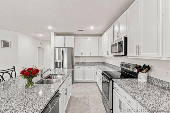 Building Photo - 226 SW Milburn Cir