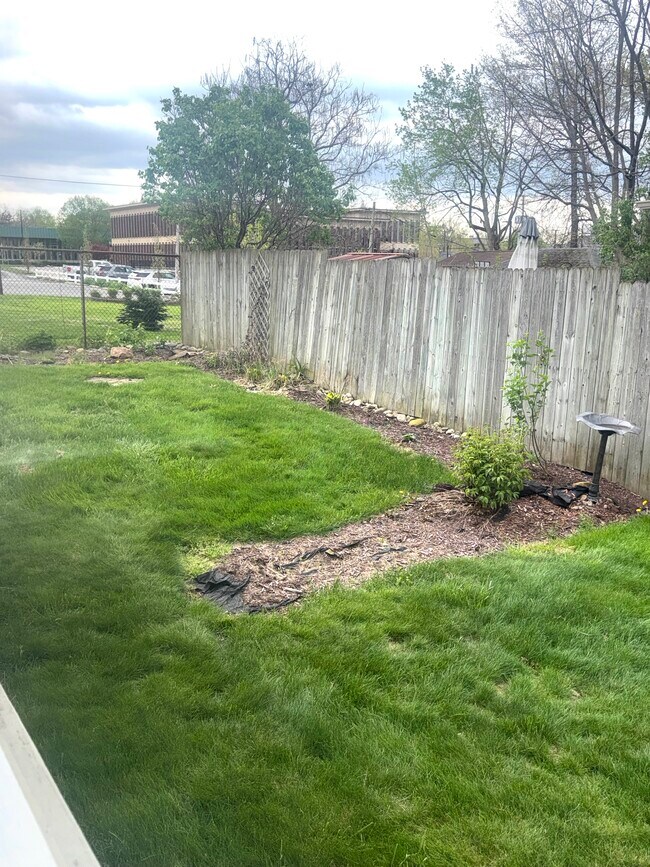 Building Photo - 567 N Walnut St