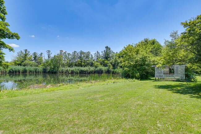 Building Photo - 7 Creekside Ln