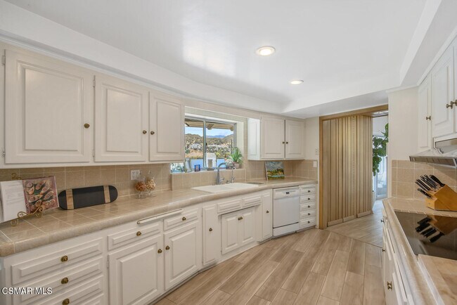 Building Photo - 498 Lake Sherwood Dr