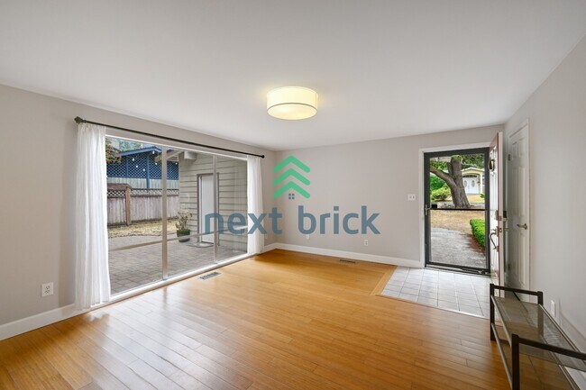 Building Photo - "Charming 3-Bedroom Bellevue Retreat: Cozy Comfort & Ideal Location!"