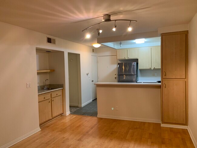 Building Photo - 5143 Bakman Ave
