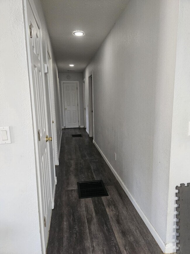 Building Photo - 400 S Neilson Ave
