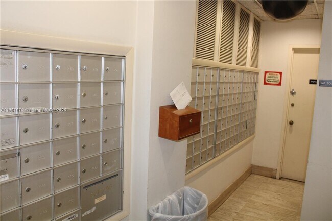 Building Photo - 801 Brickell Bay Dr
