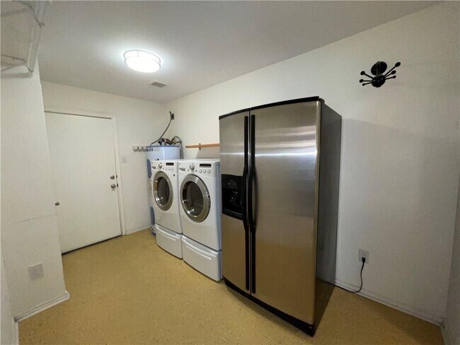 Building Photo - 1102 Keeshond Pl