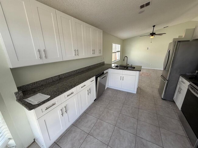 Building Photo - 13875 Glasser Ave