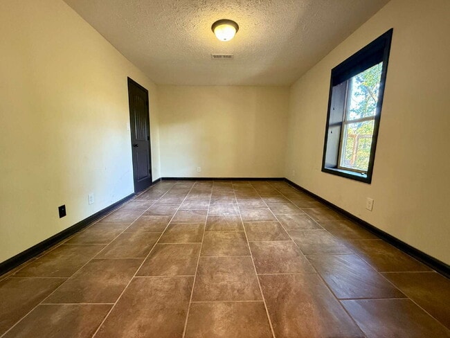 Building Photo - 3BR/2.5BA Home in Clarksville on Red River