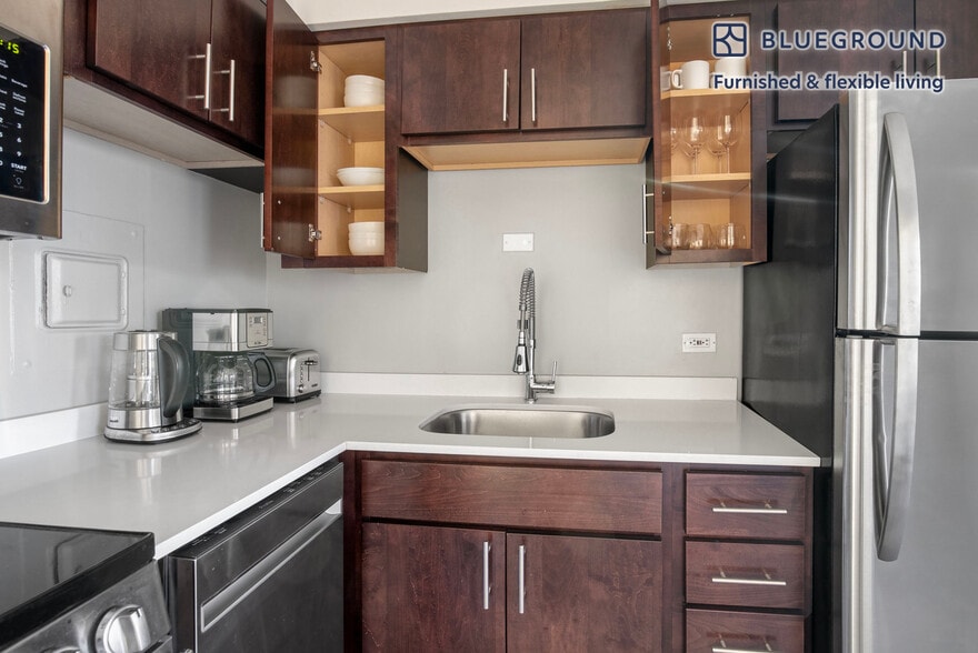 Building Photo - 5600 N Sheridan Rd