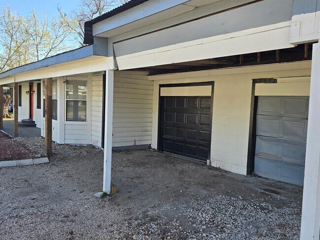 Building Photo - 305 N 5th St