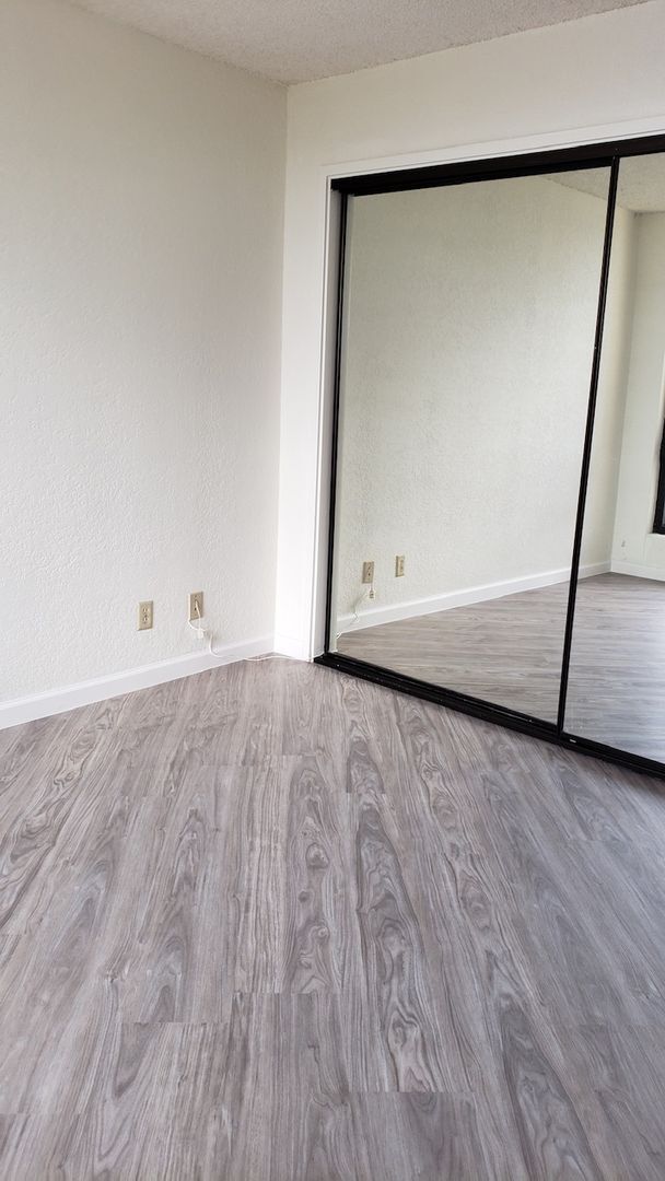 Building Photo - One bedroom one bath in Highly Desirable Building