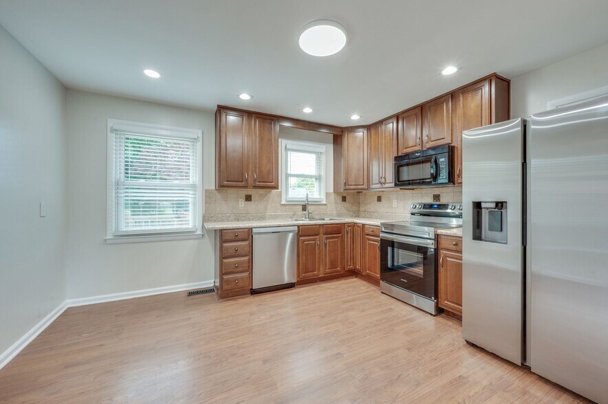 Building Photo - 5003 Hasty Dr