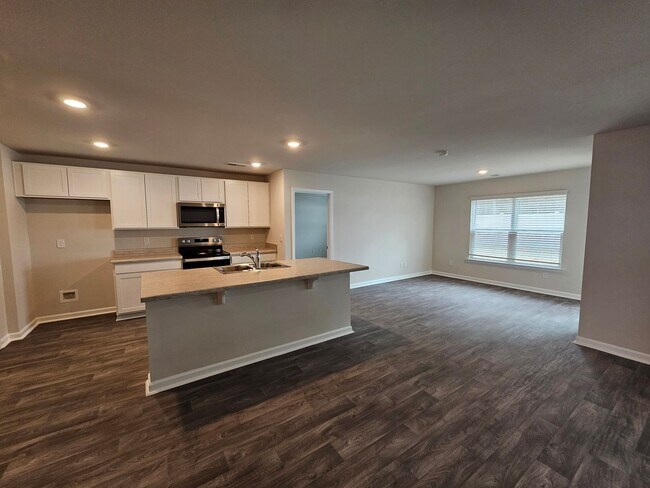 Building Photo - Move in Ready...Start Packing