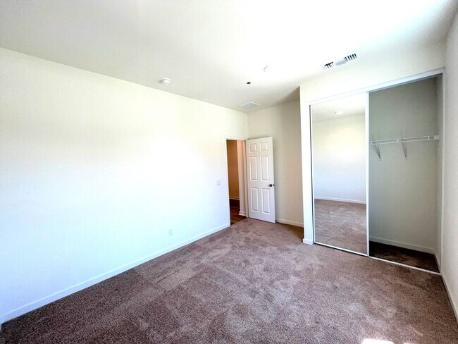 Building Photo - Beautiful Single Story 3 Bedrooms, 2 Bathr...