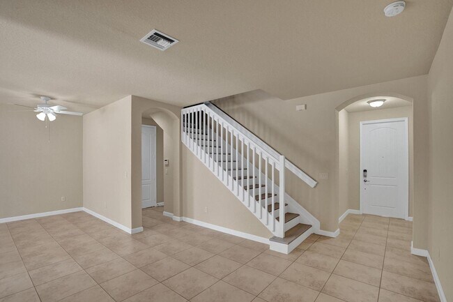 Building Photo - Gorgeous Townhome in Parkland