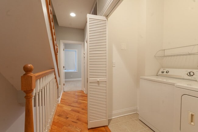 Building Photo - Beautiful Three Bed, Two Bath Townhome in ...