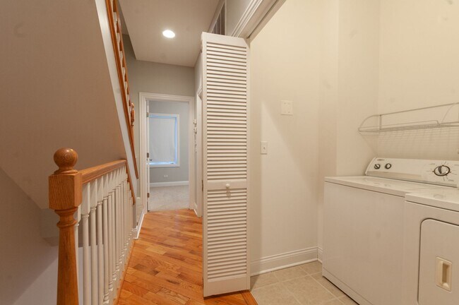 Building Photo - Beautiful Three Bed, Two Bath Townhome in Mont Clare