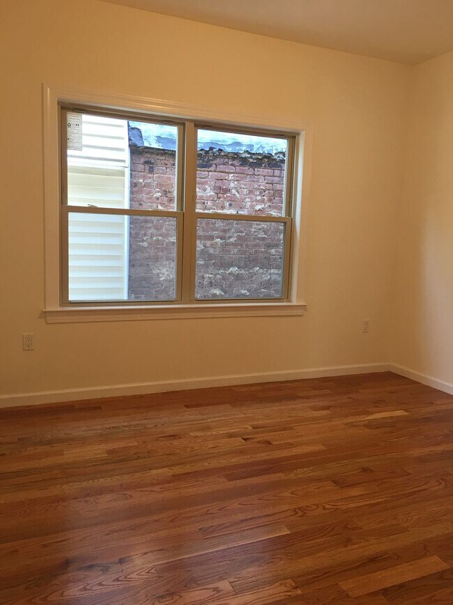 Building Photo - 194 Parkhurst St