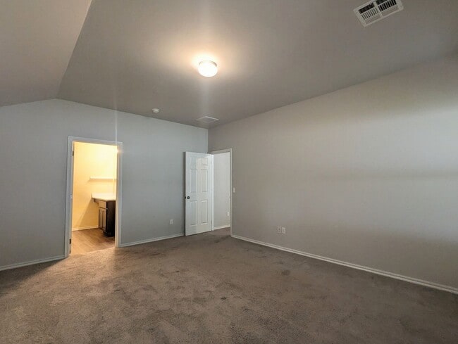 Building Photo - 3 Bed / 2 Bath Home in Noble Schools | Fenced Backyard + Storm Shelter