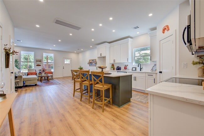 Building Photo - 11 E Obryant St