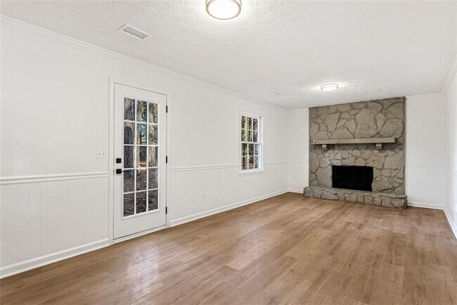 Building Photo - 444 Wellington Way