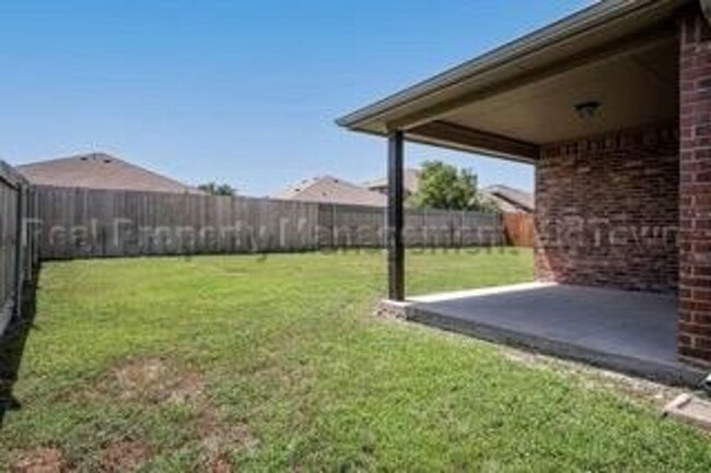 Building Photo - Charming Newer Home Master-planned communi...