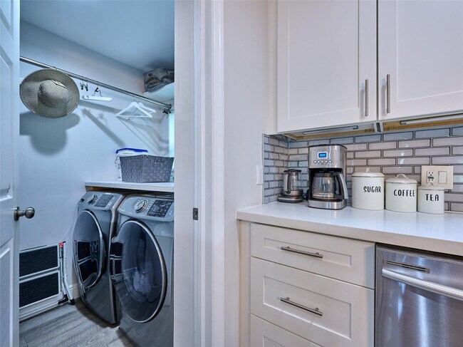 Building Photo - 801 NE 15th St