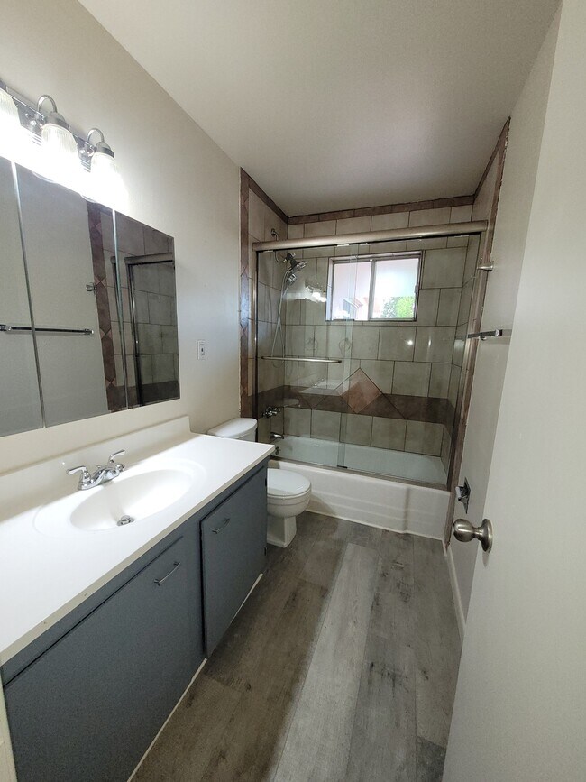 Building Photo - 3139 E Glenrosa Ave