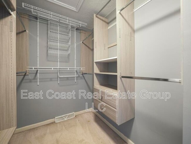 Building Photo - 4910 Edgeware Terrace