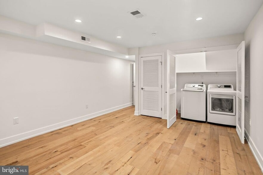 Building Photo - 2403 Grays Ferry Ave