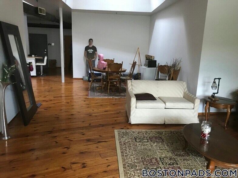 Building Photo - 600 Columbia Rd