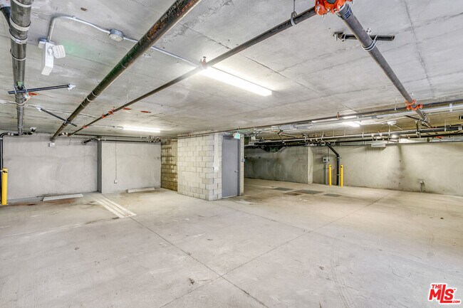 Building Photo - 1409 N Hobart Blvd