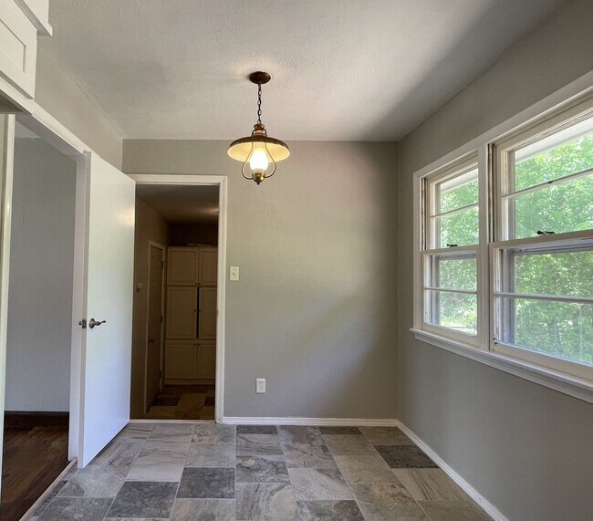 Building Photo - Beautiful Home with Granite and Hardwood!-...