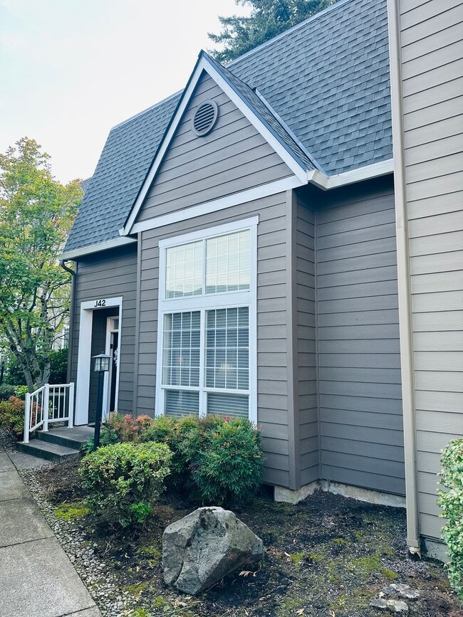 Building Photo - Charming Condo In the Center of Vancouver