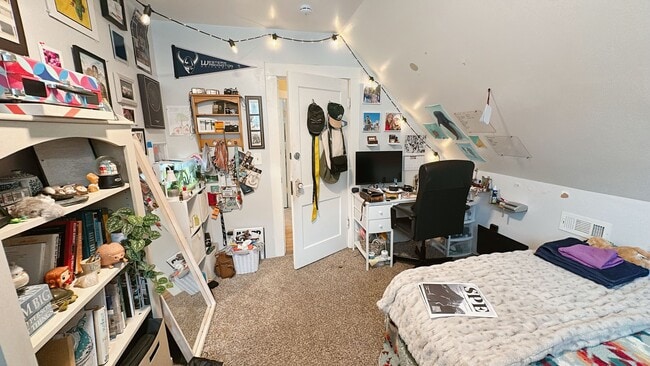 Building Photo - PRELEASE:  4+bdrm/1bath near WWU + Sehome Hill