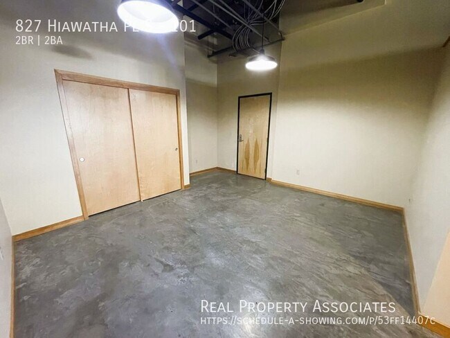 Building Photo - 827 Hiawatha Pl S