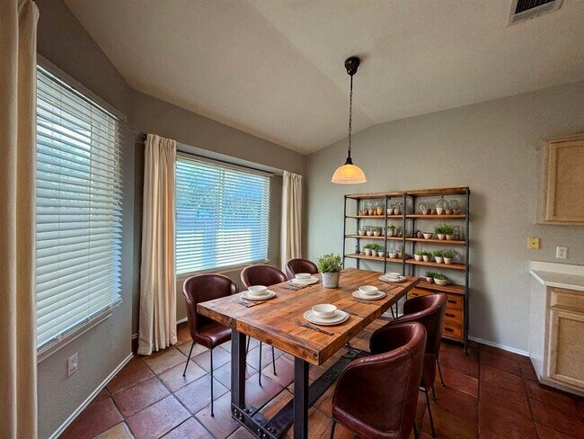 Building Photo - 1508 Highland Dr