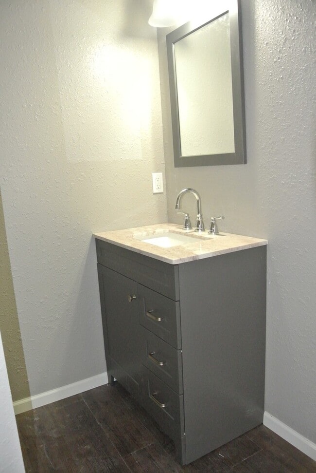 Building Photo - 2 Bedroom House!