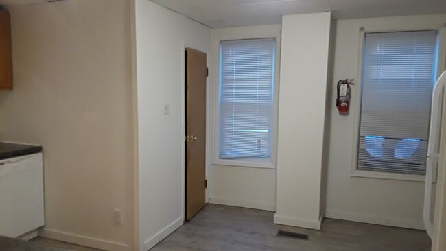 Building Photo - AVAILABLE JULY - 3 BED 1 BATH