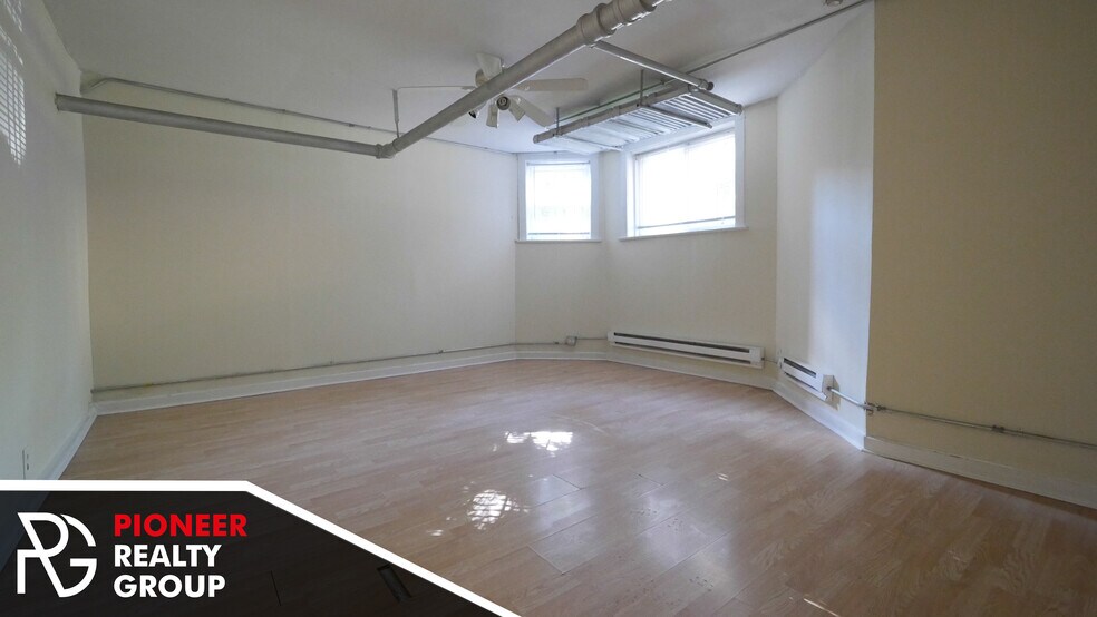 Building Photo - 4433 N Wolcott Ave