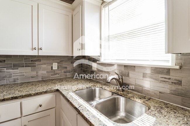 Building Photo - 501 Lindenhurst Dr